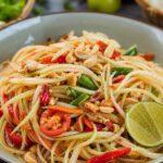 Thailändischer Papaya-Salat Som Tam in einer Schüssel