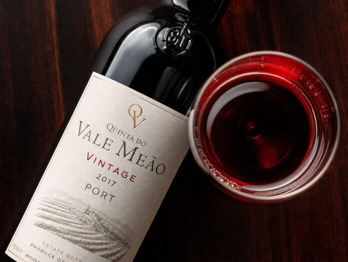 Portwein Glas und Flasche Ein Glas Portwein neben der Flasche