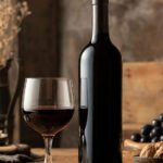 Ein Glas Portwein neben einer unbeschrifteten Flasche ohne Etikett