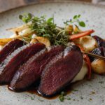 Angerichtetes Robbenfleisch-Steak auf einem Teller
