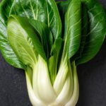 Ganzer roher Pak Choi mit weißen Stielen und dunkelgrünen Blättern