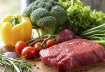 Ist rotes Fleisch ungesund? Rotes Fleisch neben frischem Gemüse