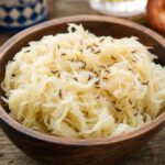 Fermentiertes Sauerkraut mit sichtbaren Kohlstreifen in einer Schale