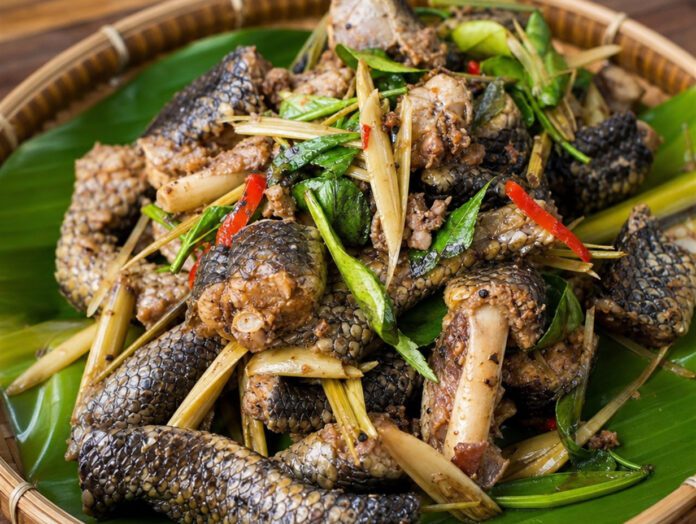 Zubereitetes Schlangenfleisch, angerichtet mit Kräutern