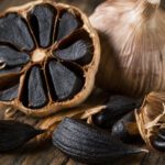 Schwarzer Knoblauch, ganz und geschält
