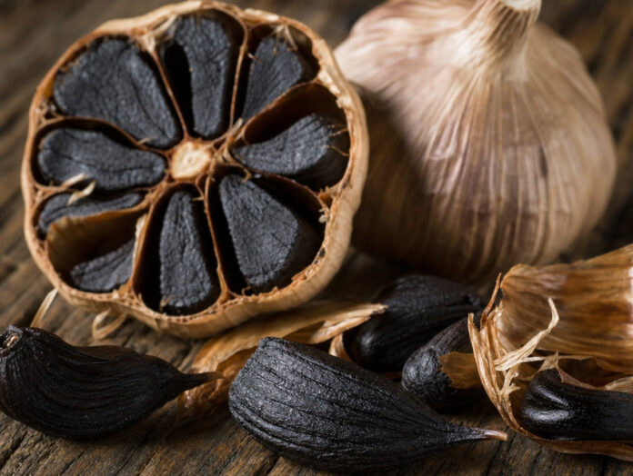 Schwarzer Knoblauch, ganz und geschält