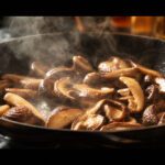 Gebratene Shiitake-Pilze in einer heißen Pfanne mit goldbrauner Röstung