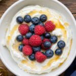 Skyr mit Beeren und Honig in einer Schale