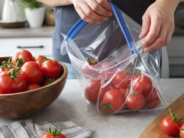 Reife Tomaten werden in einen Gefrierbeutel gefüllt