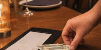 Muss man im Restaurant Trinkgeld geben? Trinkgeld wird auf dem Restauranttisch hinterlassen