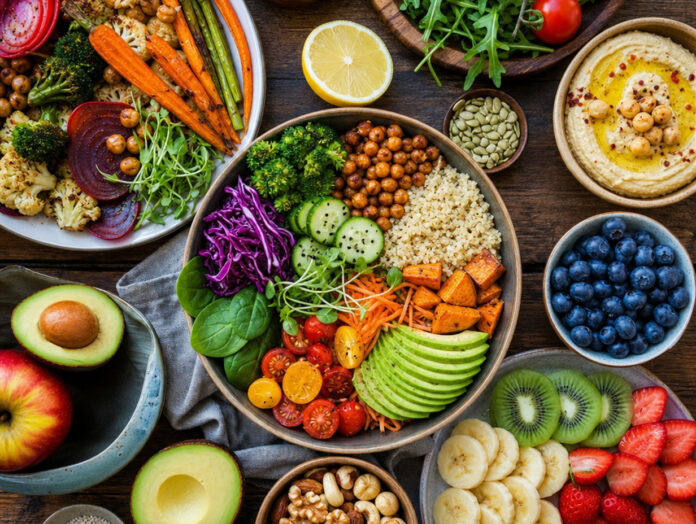 Vegane Ernährung: bunte Auswahl an pflanzlichen Gerichten Bunte Auswahl an pflanzlichen, veganen Gerichten von oben fotografiert