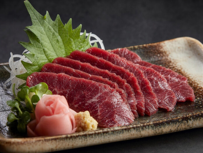 Walfleisch als Sashimi angerichtet Dünn geschnittenes Walfleisch als Sashimi auf einem Teller angerichtet