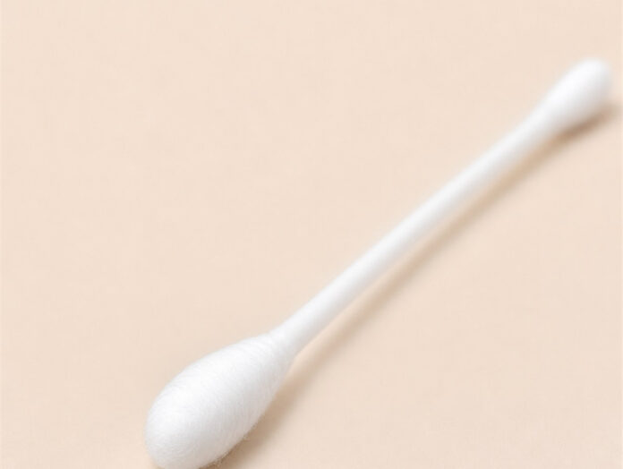 Wattestäbchen Hygieneprodukt Ein weißes Wattestäbchen liegt auf einem neutralen Hintergrund