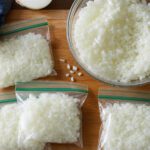 Gehackte Zwiebeln werden in Gefrierbeutel portioniert
