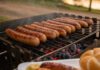 Tag der Bratwurst am 16. August: Herkunft und geschützte Sorten Thüringer Bratwürste mit gebräunten Naturdärmen über glühender Holzkohle auf einem Grillrost