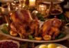 Gans oder Ente: Was ist der Unterschied? Zwei gebratene Vögel auf einer Servierplatte, links ein deutlich größerer Gänsebraten, rechts eine kleinere gebratene Ente, daneben Rotkohl und Klöße