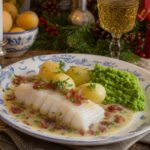 Weißes glasig-geleeartiges Fischfilet mit Kartoffeln, Erbsenpüree und Specksauce