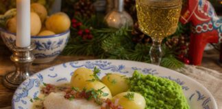 Lutefisk: Wie schmeckt in Lauge eingelegter Fisch? Weißes glasig-geleeartiges Fischfilet mit Kartoffeln, Erbsenpüree und Specksauce