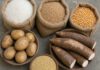 Welternährungstag am 16. Oktober: Herkunft, Zahlen und Sinn Reis, Weizen, Mais, Kartoffeln, Maniok und Hirse in Jutesäcken und Holzschalen nebeneinander