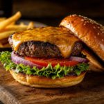 Cheeseburger auf einem Holzbrett mit dick gebratenem Patty, geschmolzenem Käse, Salat, Tomate und Sesambrötchen