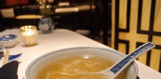 Vogelnestsuppe: Wie schmeckt Suppe aus Vogelspeichel? Klare Suppe mit zarten durchscheinenden Fäden in einer chinesischen Porzellanschale