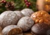 Was ist Lebkuchen? Mehrere runde Oblatenlebkuchen mit Zuckerglasur, Schokoladenüberzug und Mandelbelag, einer angebrochen mit sichtbarer nussiger Masse