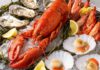 Erkennst du diese 10 Fisch- und Meeresfrüchte-Arten? Verschiedene Meeresfrüchte dekorativ arrangiert