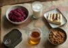 Welches Land isst das? Das Quiz mit 12 Spezialitäten Kimchi, Ayran, Halloumi, Konservendose, Honig und Natto auf einer alten Weltkarte