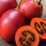 Ganze und halbierte Tamarillo (Baumtomate)
