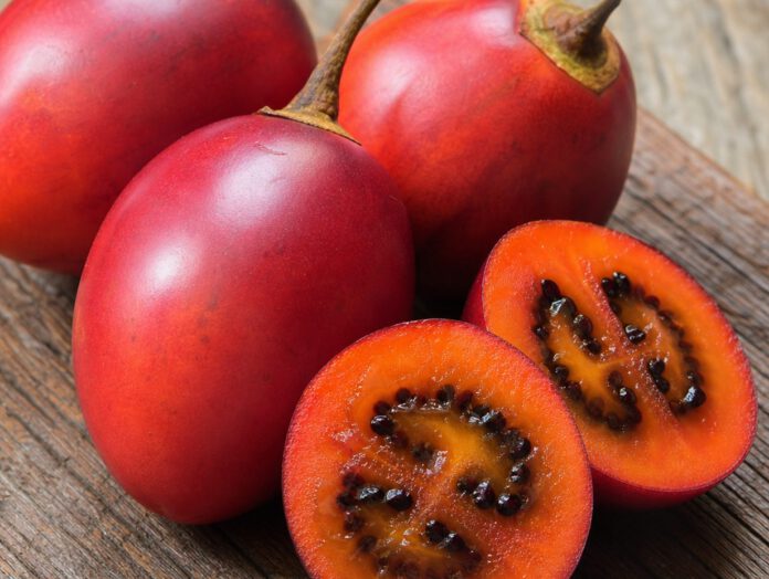 Ganze und halbierte Tamarillo (Baumtomate)