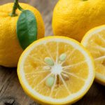 Aufgeschnittene Yuzu-Frucht mit saftigem Fruchtfleisch