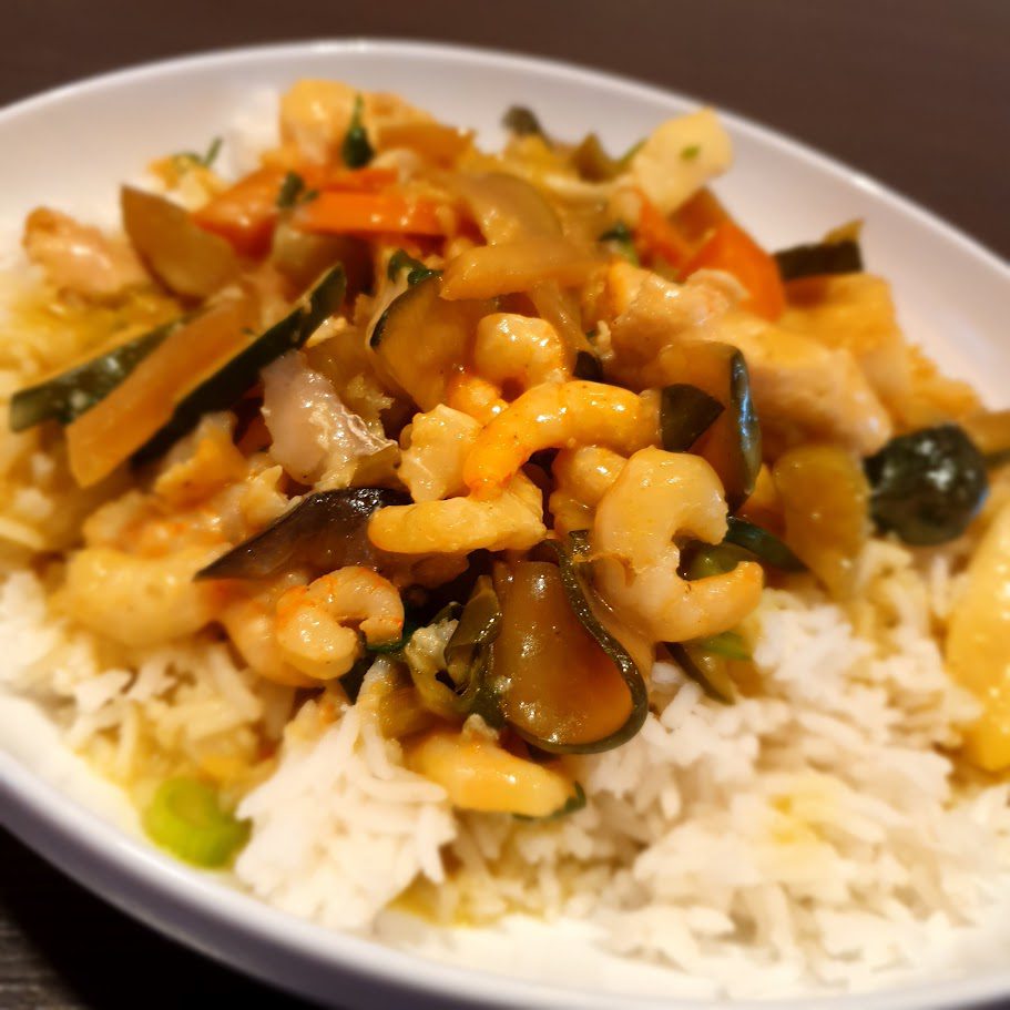 Curry mit Garnelen, Zucchini und Karotten auf Basmatireis