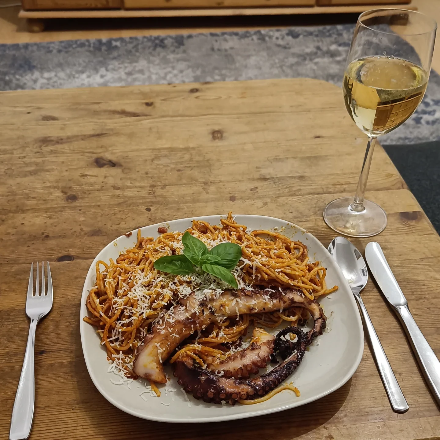 Spaghetti mit gegartem Oktopus-Tentakel, Parmesan und Basilikum