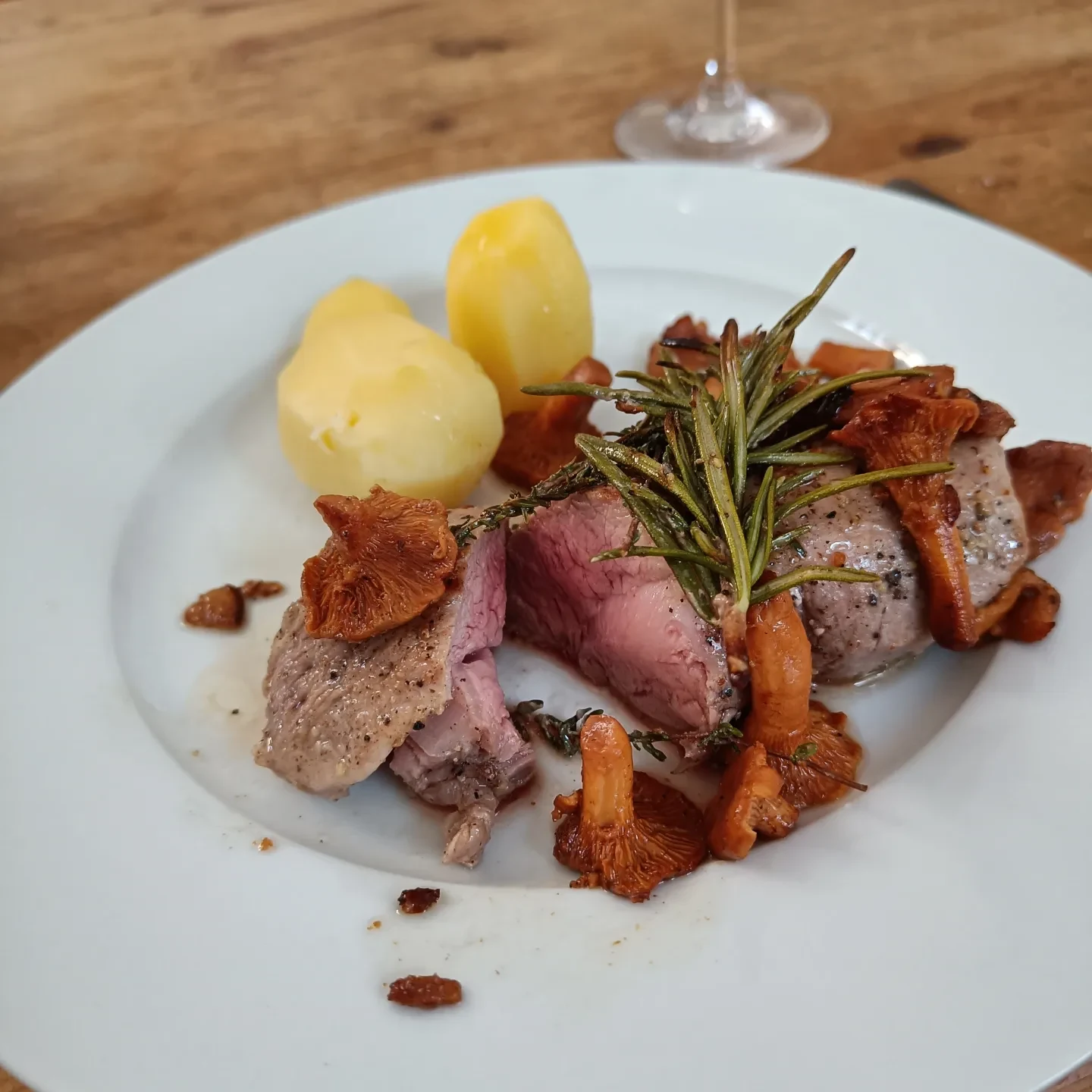 Gebratene Pfifferlinge mit Rosmarin, rosa gebratenem Fleisch und Salzkartoffeln