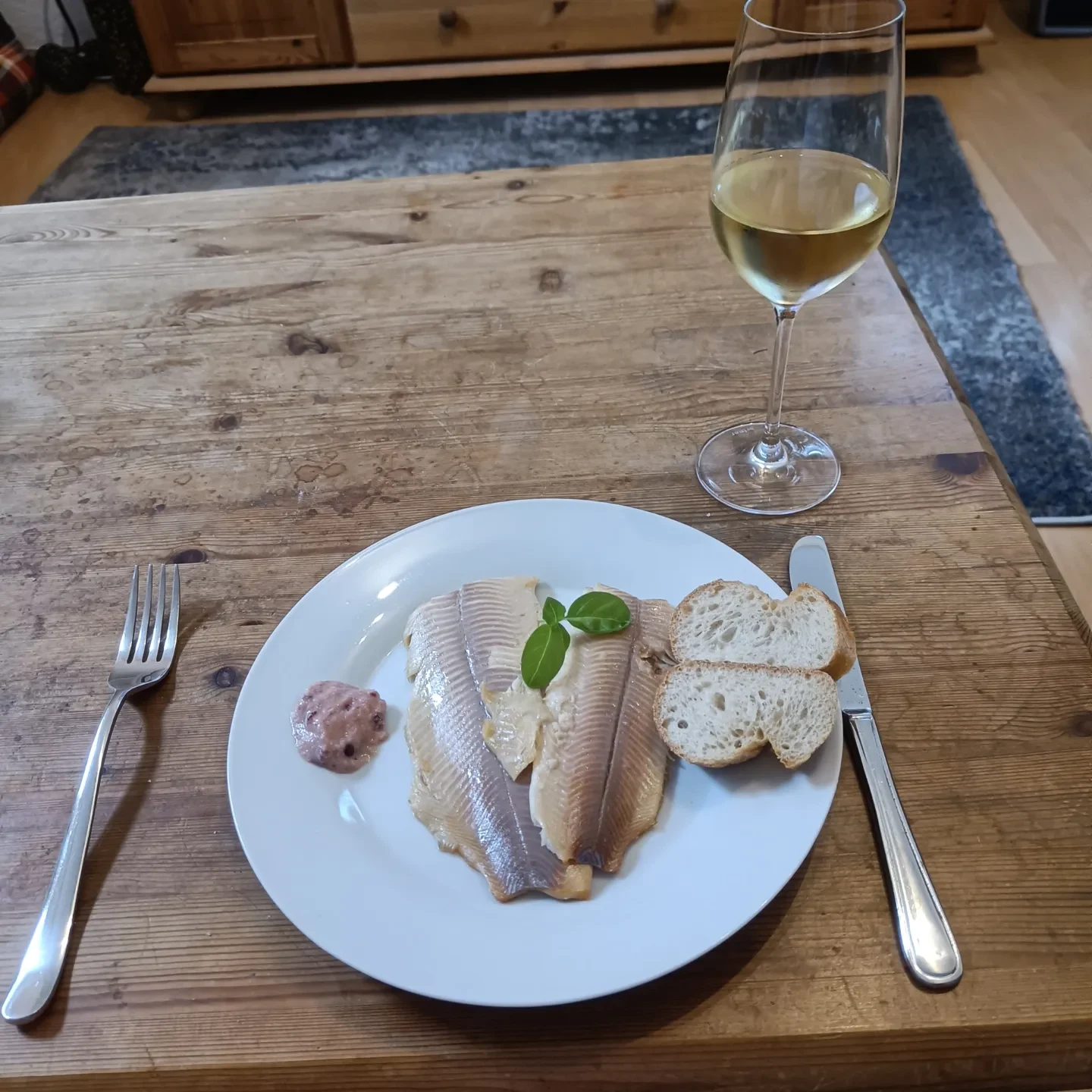 Geräucherte Fischfilets mit rosafarbenem Preiselbeer-Meerrettich und Baguette
