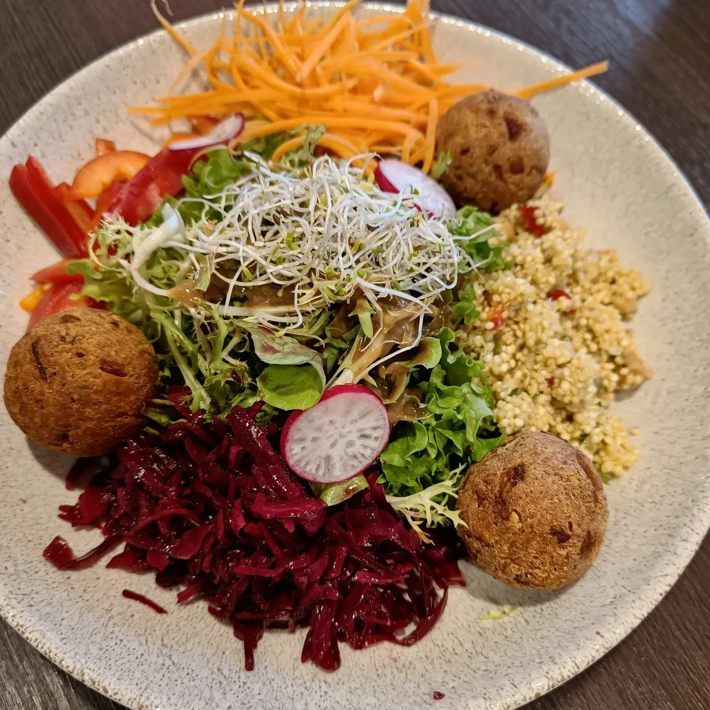 Salatteller mit Falafel, Sprossen, Rote Bete, Karotten und Getreidesalat