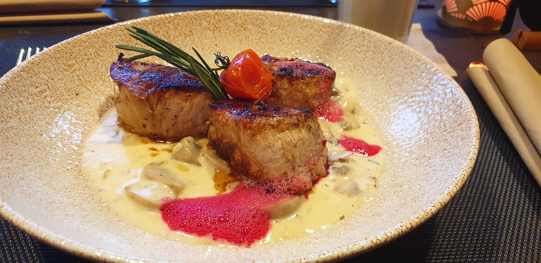 Drei Schweinemedaillons in heller Champignonrahmsauce mit Rosmarin und Rote-Bete-Schaum