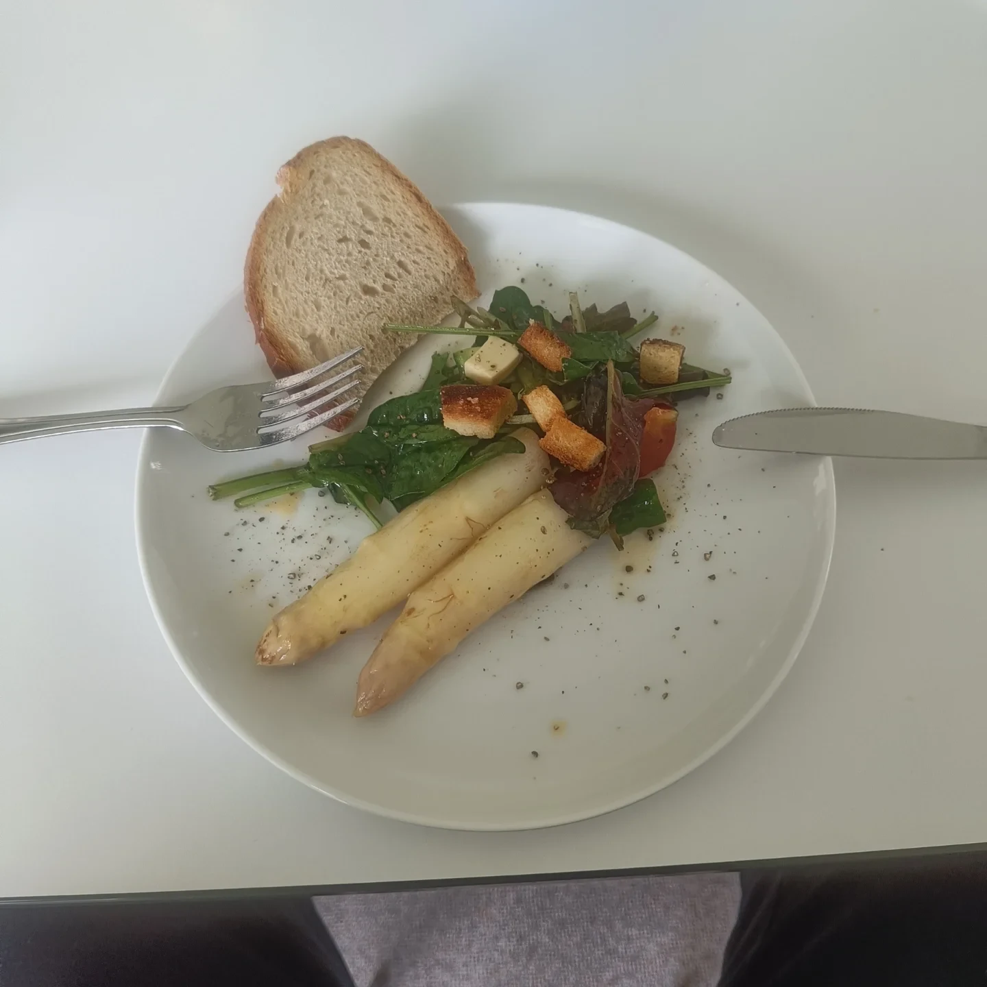 Zwei Stangen weißer Spargel mit Blattsalat, Croutons und Brot
