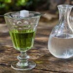 Absinth mit Absinthlöffel und Zuckerwürfel