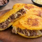 Gefüllte Arepas mit Rindfleisch und Käse