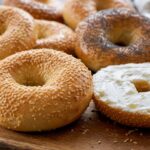 Frische Bagels mit Sesam und Mohn