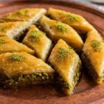 Baklava mit Pistazien auf einem Kupfertablett