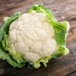 Ganzer Blumenkohl mit Blättern