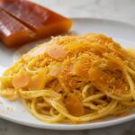 Bottarga am Stück und über Spaghetti gerieben