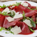 Bresaola-Scheiben mit Rucola und Parmesan