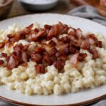 Bryndzové halušky mit Schafskäse und Speck