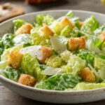 Caesar Salad mit Croûtons und Parmesan
