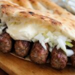 Ćevapi im Fladenbrot mit Zwiebeln