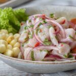 Peruanische Ceviche mit Zwiebeln und Koriander