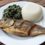 Gebratener Chambo mit Maisbrei